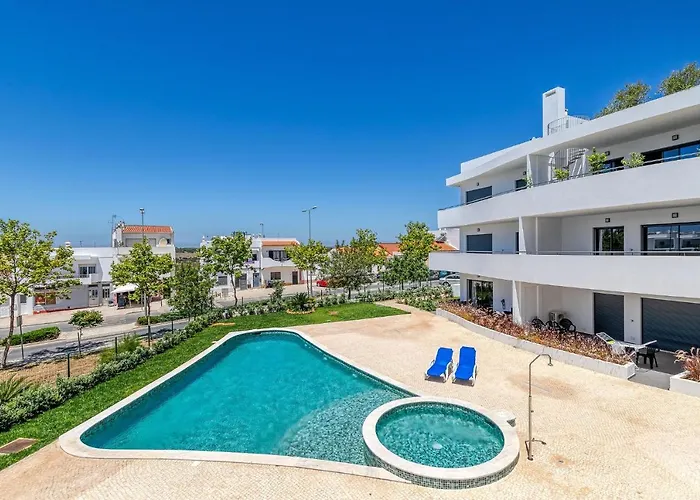 Lovely 2 Bedroom In Albur Village Lote A With Pool View Alvor